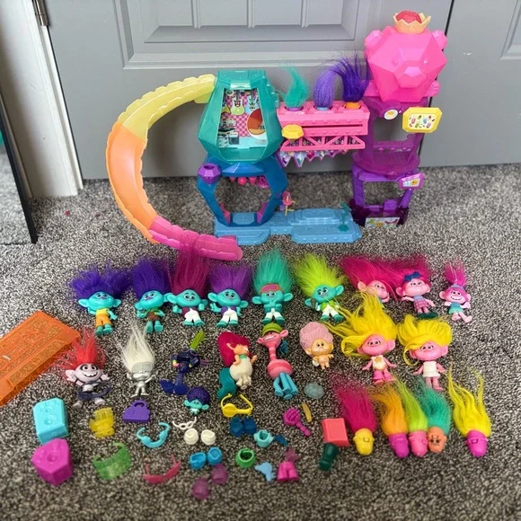 Trolls Playset with Colorful Figures - Picture 1 of 4